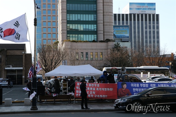 홍준표 자유한국당 대표가 대구시청을 찾자 보수단체 회원들이 홍 대표를 비난하고 있다.