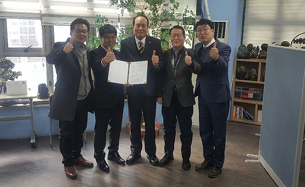 부산 남구청장 출마를 희망하는 더불어민주당 후보들이 12일 최종 후보 선출 후 전폭적 지원을 약속하는 이른바 '원팀' 협약에 서명했다. 