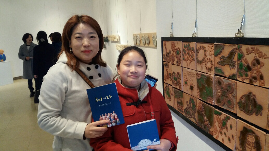 "유리병작품이 인상적이었다"는 이수연 학생과 엄마인 박상아씨가  작품 앞에서 기념촬영했다 