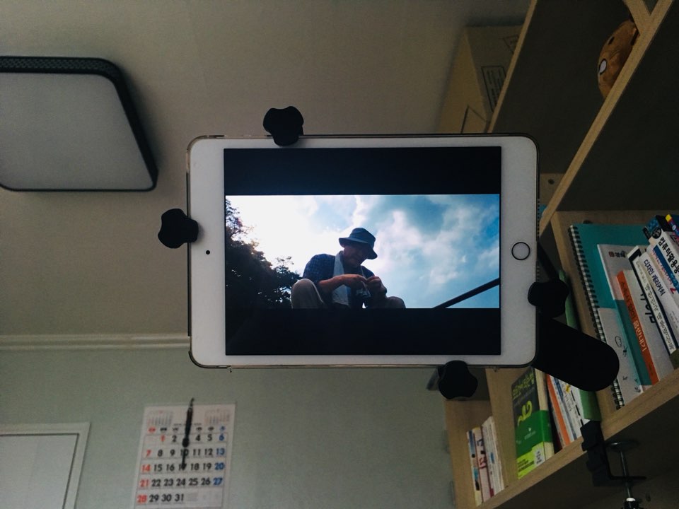 특별한 일이 없는 날, 침대옆에 거치된 태블릿PC로 영화를 보며 하루종일 뒹굴거리곤 한다