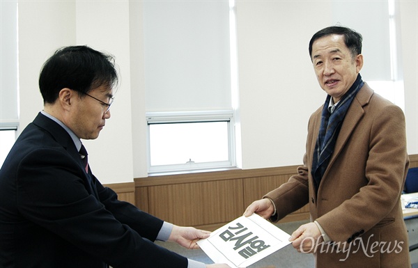  김사열 경북대 교수가 13일 대구시선관위에서 대구시교육감 예비후보 등록을 마쳤다.