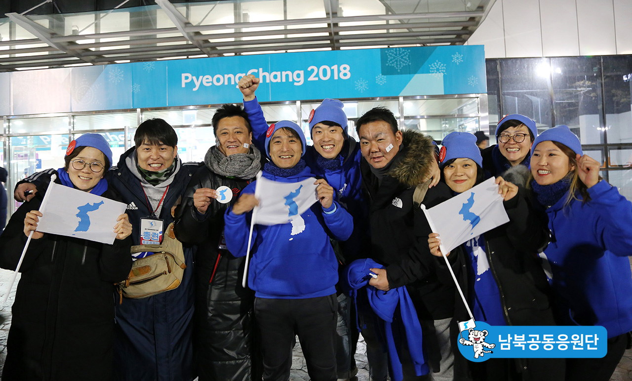 재일조선총련동포들과 만나 함께 사진찍은 남측 응원단. '남북해외'가 하나되어 만난 공동응원이었다