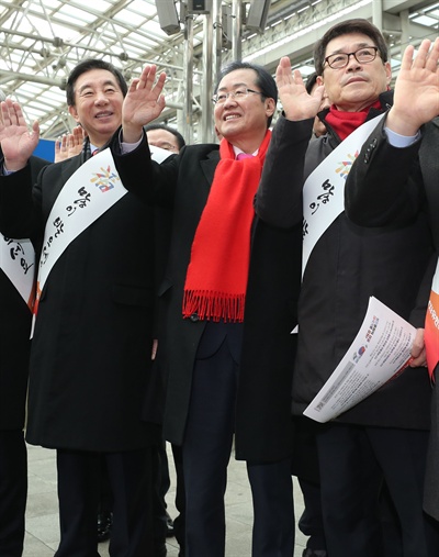 자유한국당 홍준표 대표와 지도부가 14일 오전 서울역에서 귀성객들에게 설 인사를 하고 있다.