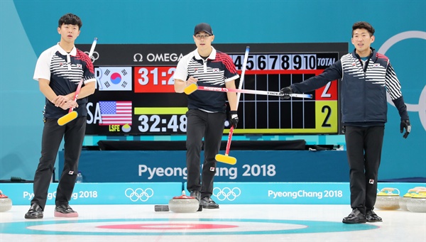 [올림픽] '스톤을 어떻게 보낼까' 14일 오전 강원도 강릉시 컬링센터에서 열린 2018평창동계올림픽 컬링 남자 한국-미국 예선에서 한국의 이기복(왼쪽부터), 김민찬, 성세현이 작전을 논의하고 있다. 