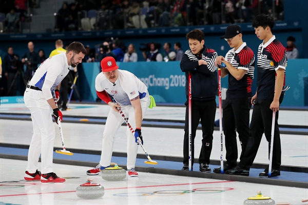 [올림픽] '상대편 공격도 유심히' 14일 오전 강원도 강릉시 컬링센터에서 열린 2018평창동계올림픽 컬링 남자 한국-미국 예선에서 한국 대표선수들이 미국 선수들의 경기를 지켜보고 있다