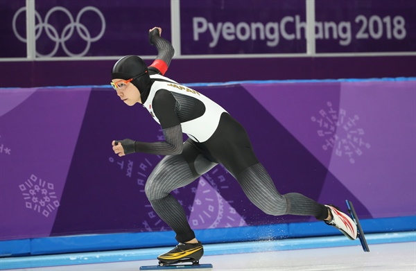 [올림픽] 역주하는 고다이라 나오 14일 오후 강릉 스피드스케이팅 경기장에서 열린 2018 평창동계올림픽 스피드스케이팅 여자 1,000m 경기에서 은메달을 딴 일본 고다이라 나오가 역주하고 있다.