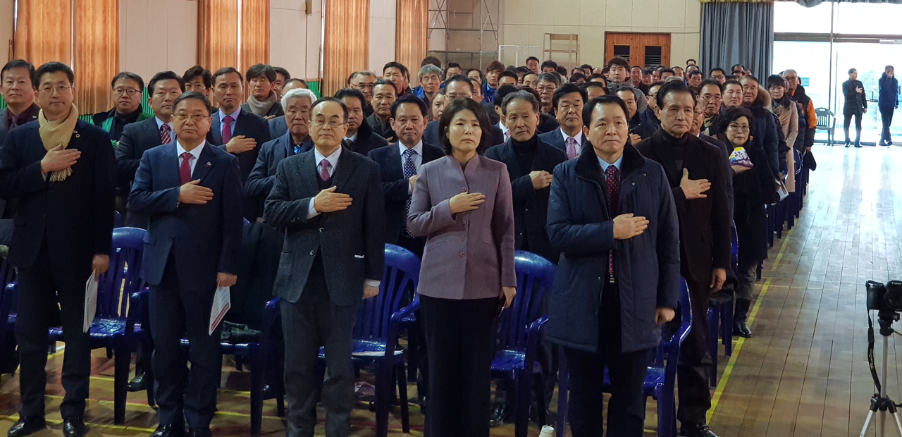 자유한국당 중앙위원회 서산·태안지회가 지난 2월 10일 오전 서산초등학교 체육관에서 발대식을 갖고 본격적으로 출범했다. 이날 발대식에는 자유한국당 충남도당위원장인 성일종 국회의원과 당 대변인을 맡고 있는 전희경 국회의원도 참석했다. 또한, 서산시 이완섭 시장과 태안군 한상기 군수, 그리고 출마예정자 등도 참석해 6.13지방선거 출정식을 방불케 했다.
