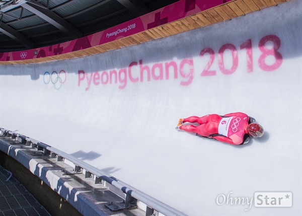 스켈레톤 윤성빈 선수가 15일 오전 강원도 평창 올림픽 슬라이딩 센터에서 1차 주행을 하고 있다. 