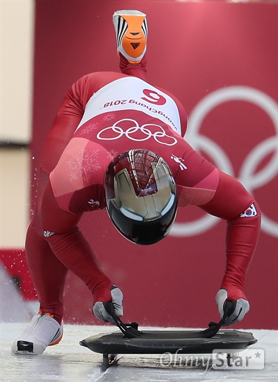  스켈레톤 윤성빈 선수가 15일 오전 강원도 평창 올림픽 슬라이딩 센터에 열린 스켈레톤 경기에서 주행을 시작하고 있다.