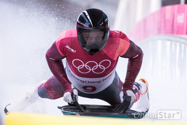  라트비아 스켈레톤 마르틴스 두쿠르스는 선수가 15일 오전 강원도 평창 올림픽 슬라이딩 센터에서 2차 주행 결승점에 도착하고 있다.