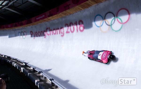  라트비아 스켈레톤 마르틴스 두쿠르스는 선수가 15일 오전 강원도 평창 올림픽 슬라이딩 센터에서 1차 주행을 하고 있다. 