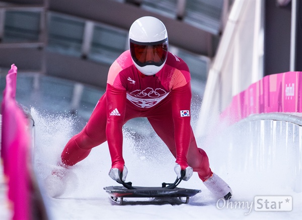  스켈레톤 김지수 선수가 15일 오전 강원도 평창 올림픽 슬라이딩 센터에 열린 스켈레톤 경기에서 주행을 마치고 결승점에 도착하고 있다. 