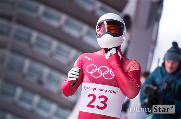  스켈레톤 김지수 선수가 15일 오전 강원도 평창 올림픽 슬라이딩 센터에 열린 스켈레톤 경기에서 주행을 마치고 헬멧을 벗고 있다. 