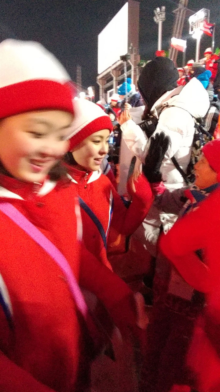 개막식장에서 퇴장하는 북한 응원단