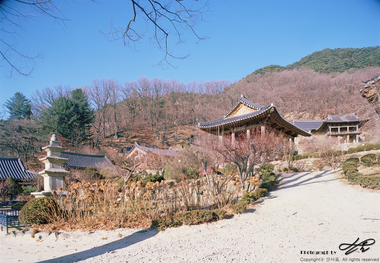 왼쪽으로 삼층석탑이 보이고 가운데에는 범종각이, 오른쪽 뒤편에 안양루가 보인다. 가장 뒤에 지붕만 슬쩍 보이는 곳이 바로 무량수전.