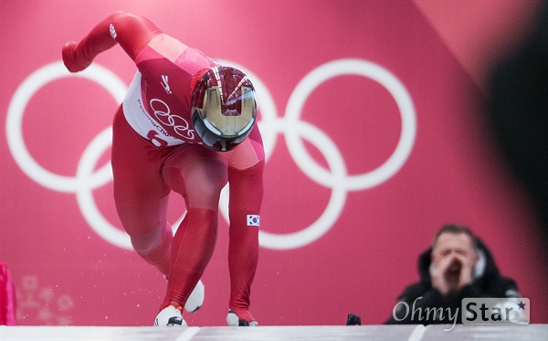 스켈레톤 윤성빈 선수가 2월 16일 오전 강원도 평창 올림픽 슬라이딩 센터에서 3차 주행 출발을 하고 있다.
