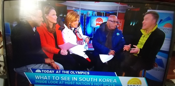 미국 시간 2/15 NBC 아침 방송 Today show에서 캡쳐. 메인 앵커인 사반나, 호다, 알이 평창에서 올림픽과 한국에 관한 생방송을 진행하고 있다.