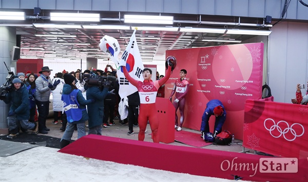 스켈레톤 윤성빈 선수가 16일 오후 강원도 평창 올림픽슬라이딩센터에서 1위를 기록하며 금메달 확정 후 태극기를 들고 즐거워 하고 있다.