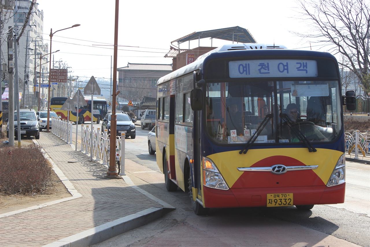 예천군 농어촌버스가 예천읍내를 지나고 있다. 도색이 아름답기로 소문난 버스이다.