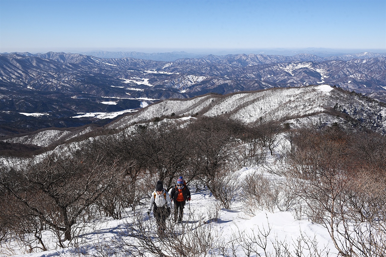 전망대에서 계방산 오르는 길, 정상 오르기 직전 마지막 힘을 다하는 등산객들 