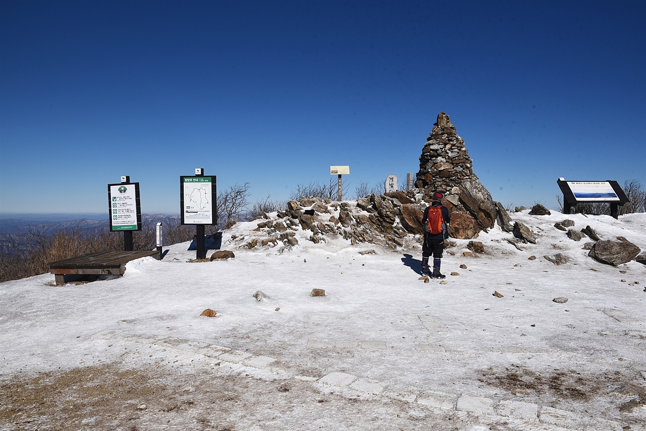 1577m. 남한 땅에서 다섯번째 높은 산 정상이다. 