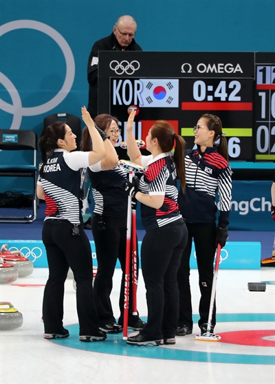기뻐하는 한국 선수들 16일 강릉컬링센터에서 열린 여자 컬링 예선 대한민국과 스위스의 경기에서 7대5로 승리한 한국 선수들이 기뻐하고 있다.