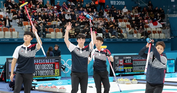 [올림픽] 첫승 거둔 한국 남자 컬링 17일 오후 2018 강원 강릉컬링센터에서 열린 2018 평창동계올림픽 남자 컬링 예선 대한민국과 영국의 경기에서 한국 선수들이 영국을 11-5로 꺾은 뒤 손을 들며 기뻐하고 있다. 