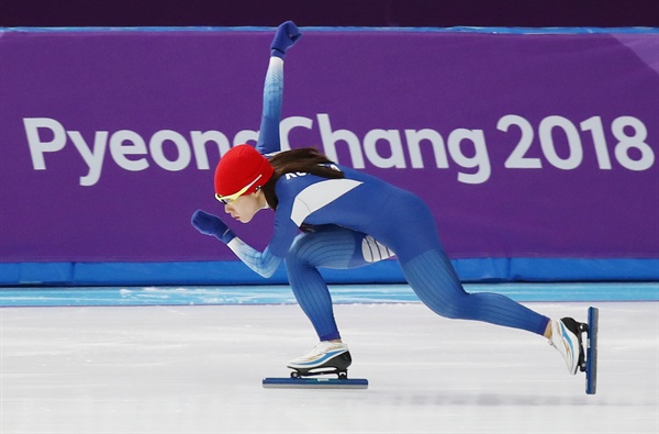 이상화 '3연패 향한 마지막 담금질' 이상화가 2018 평창동계올림픽 스피드스케이팅 여자 500m 경기를 하루 앞둔 17일 오후 강릉 스피드스케이트경기장에서 최종 훈련을 하고 있다. 이상화는 500m 경기에서 올림픽 3연패를 노린다. 