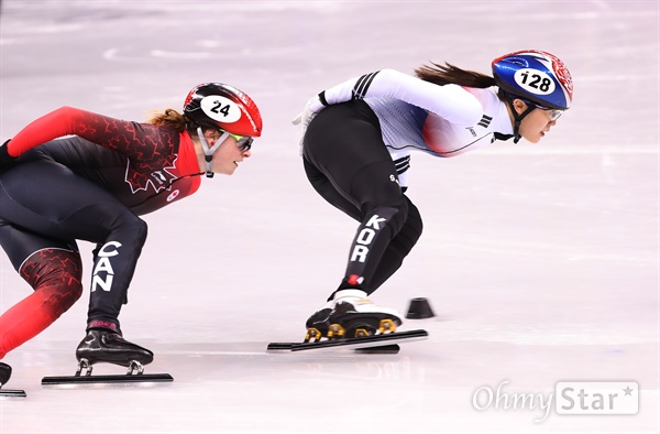 역주하는 김아랑 김아랑 선수가 17일 오후 강원도 강릉시 아이스아레나에서 열린 평창동계올림픽 쇼트트랙 여자 1,500m 준결승에서 역주하고 있다