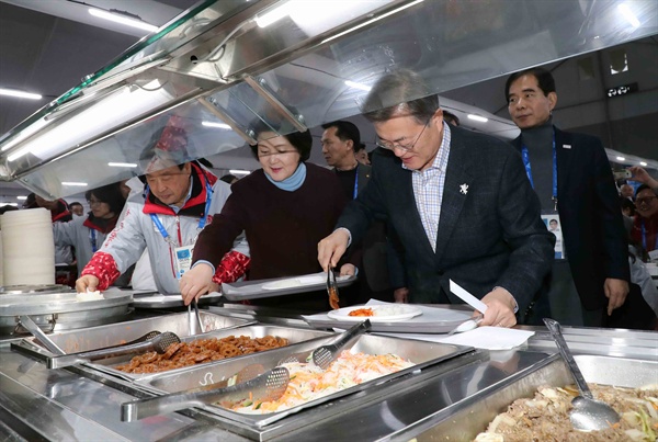 [올림픽] 문 대통령, 평창올림픽 자원봉사자들과 함께 문재인 대통령이 부인 김정숙 여사와 함께 17일 오후 강원도 강릉시 올림픽파크 내 운영인력 식당을 방문, 자원봉사자들과 함께 식사하기 위해 배식을 받고 있다. 왼쪽은 이희범 평창올림픽 조직위원장. 2018.2.17