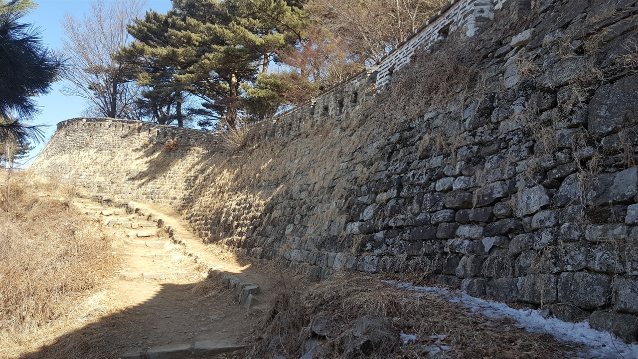 남한산성 서문 성벽