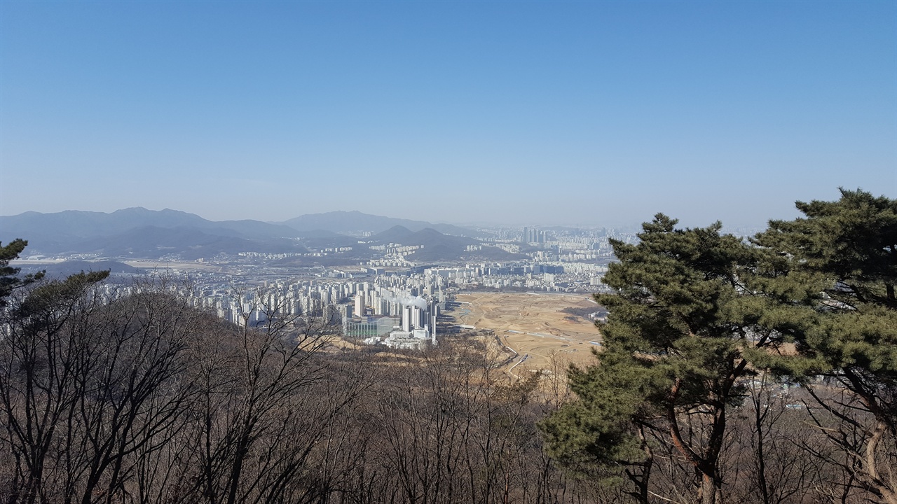 남한산성 서문 위에서 내려다 본 도심 풍경