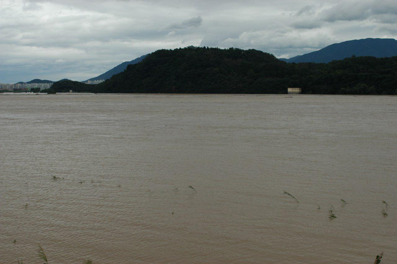 지난 2002년 8월 말 태풍 루사가 침공한 화원동산의 모습. 탐방로가 예정된 구간이 강한 강물에 휩쓸리고 있다.  