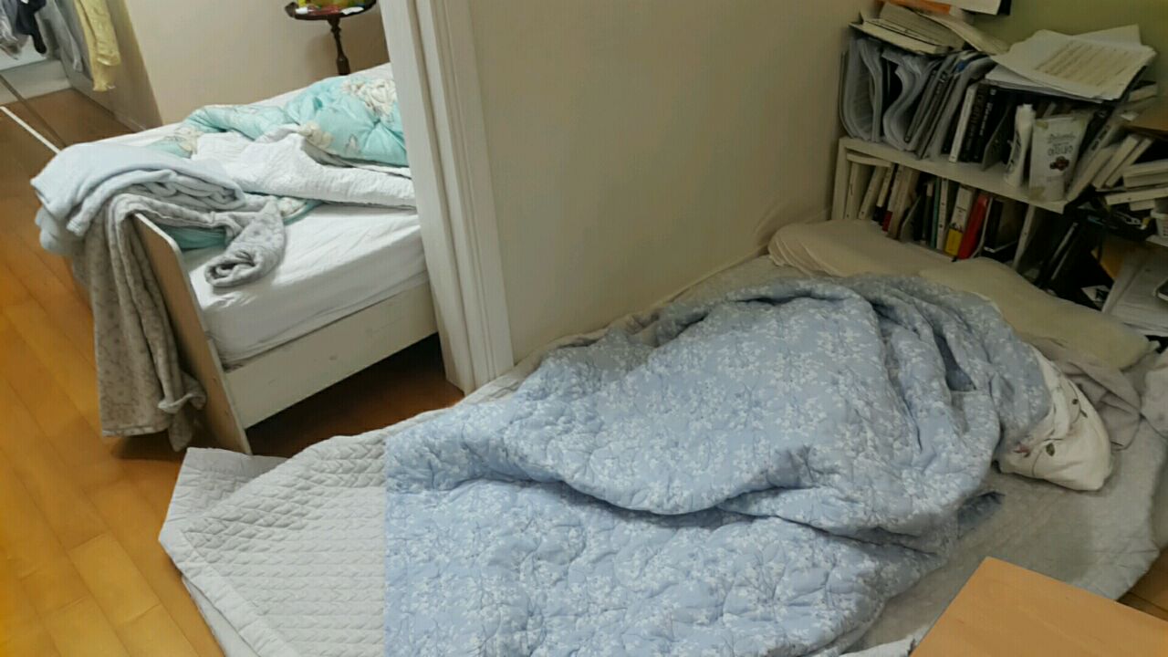 포항 지진으로 인해 가족들이 서울의 작은 오피스텔에 다 같이 몰려 자게 되었다.