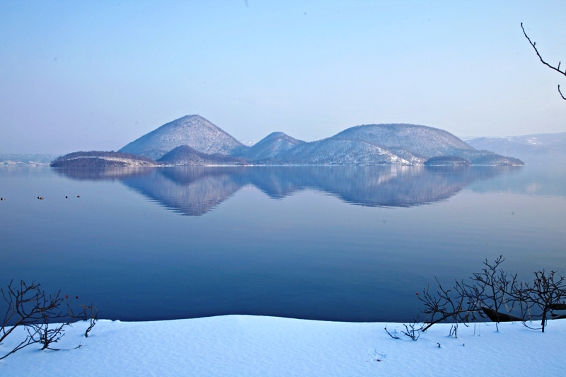 짙푸른 호수와 아름다운 설경이 여행자를 매료시키는 홋카이도.