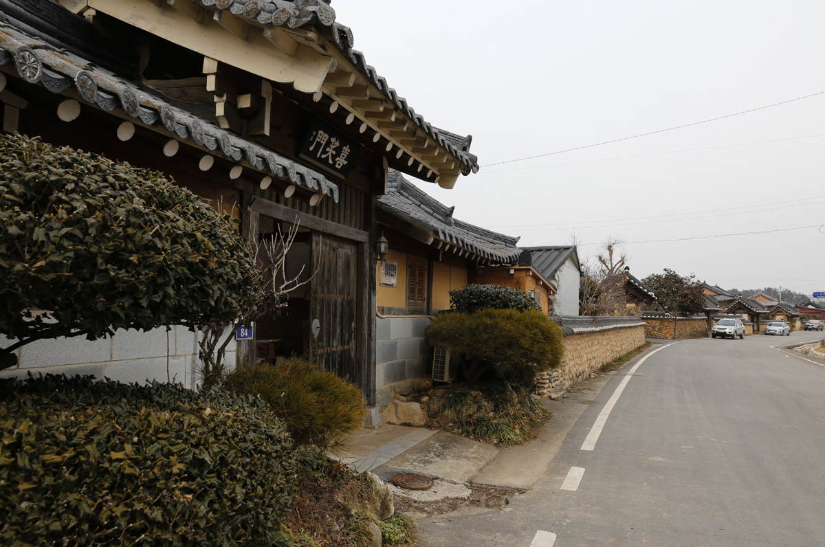 함평 모평마을 풍경. 옛집이 즐비하다. 마을 풍경이 결코 요란하거나 화려하지 않다.