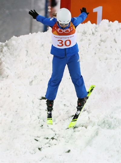 여자 에어리얼 김경은 '점프' 15일 오전 강원도 평창 휘닉스 스노경기장에서 열린 2018평창동계올림픽 여자 프리스타일 에어리얼 예선에서 한국 김경은이 점프하고 있다.