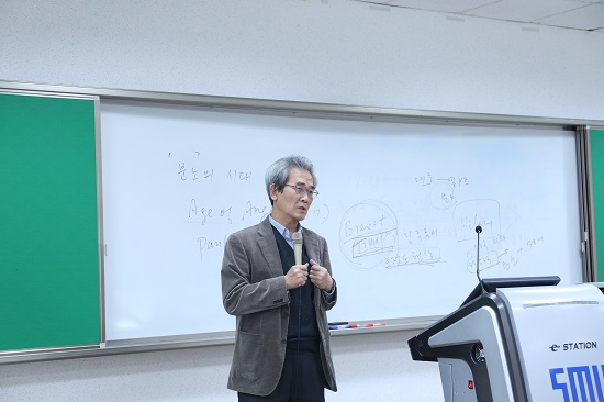 김종철 <녹색평론> 발행인이 세명대 저널리즘스쿨에서 강의하고 있다.