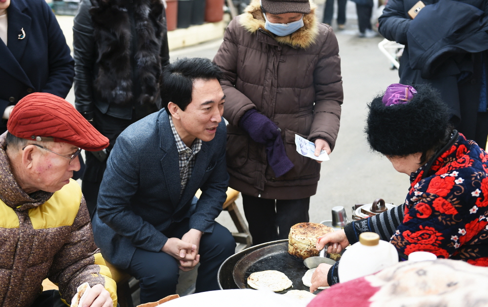  광천장을 찾은 박수현 전 청와대 대변인이 시장 상인과 대화를 나누고 있다. 