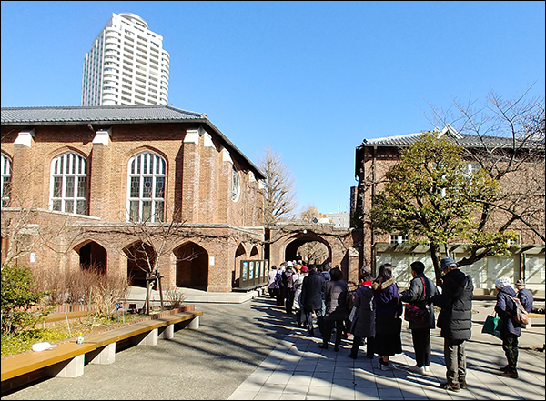 윤동주 추도회가 열리는 도쿄 릿쿄대학 성당에 접수하기 위해 긴 줄을 선 일본인들, 오른쪽 건물이 성당 건물 