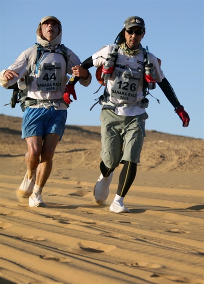 '대한민국 1호 오지레이서' 유지성 런엑스런 대표가 사막을 달리는 모습.