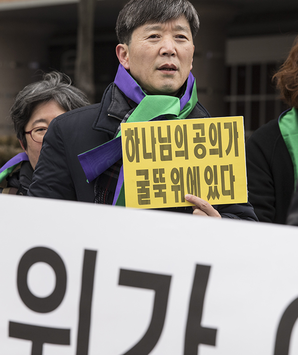 파인텍 홍기탁·박준호 두 노동자의 고공농성은 19일로 100일째를 맞이한 가운데 NCCK 정평위와 개신교 대책위는 이날 기자회견을 갖고 사태의 조속한 해결을 촉구했다. 