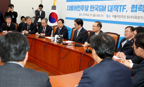 한국GM부품협력업체 문승 대표가 19일 국회에서 열린 더불어민주당 한국GM 대책TF· 협력업체 긴급간담회에서 인사말을 하고 있다.  