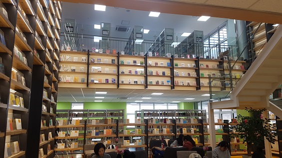 공간이 탁 트인 느낌이다. 아산 중앙도서관의 특징은 모든 공간에 닫힌 듯 열려 있다는 점이다. 