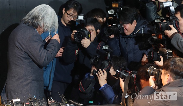 사라지는 이윤택 예술감독 이윤택 전 연희단거리패 예술감독이 19일 오전 서울 종로구 30스튜디오에서 열린 성추행 사실에 대한 사과 기자회견에서 기자회견을 마친 뒤 퇴장하고 있다.