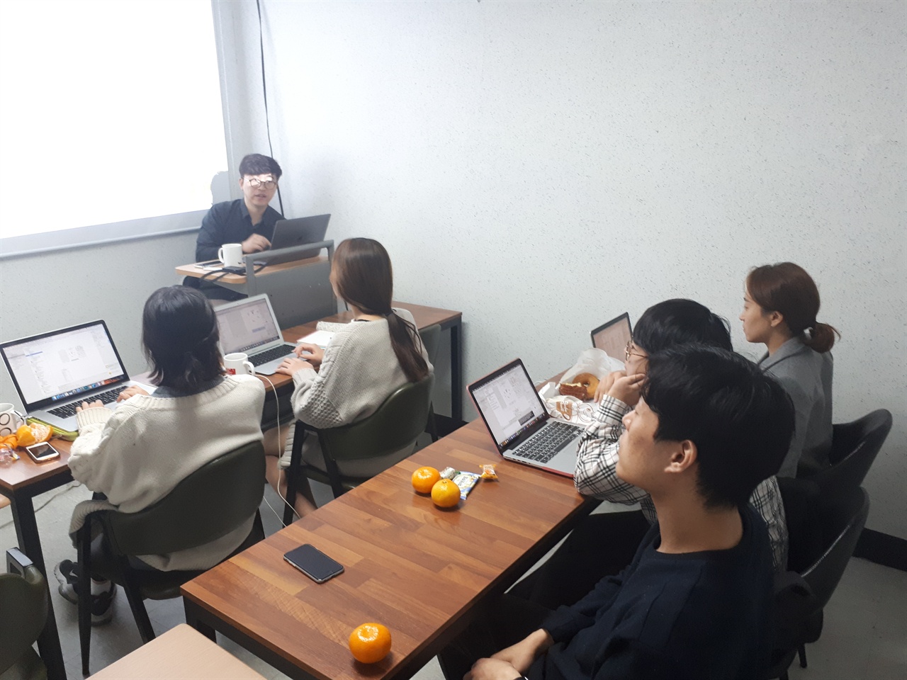 이재훈 강사가 이프 1기 멤버들을 대상으로 프로그래밍 교육을 하고 있다.