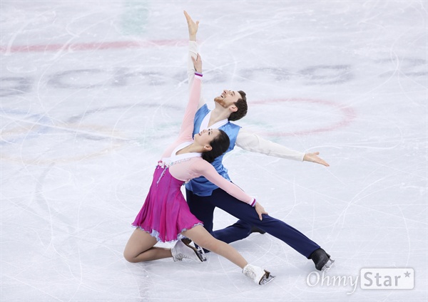  피겨 민유라-알렉스 겜린 선수가 17일 강원도 강릉 아이스아레나에서 열린 2018 평창동계올림픽 피겨 아이스댄싱에서 연기를 펼치고 있다.