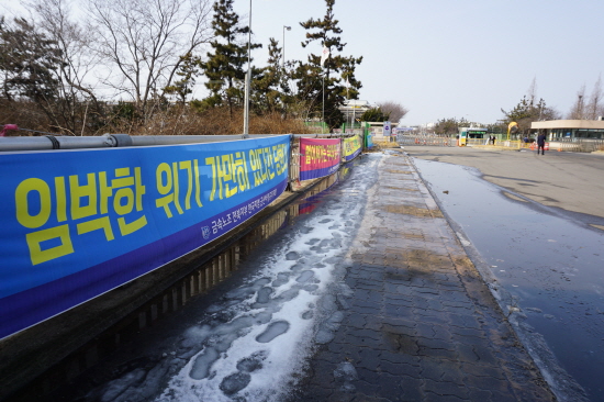 한국GM 군산공장 동문 앞에 비정규직지회가 설치한 현수막