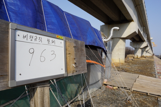 한국GM 비정규직 노동자들의 천막 농성이 1000일을 바라보고 있다.