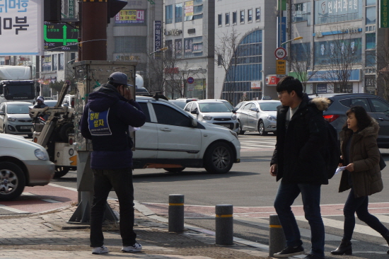 한국GM 군산 비정규직지회는 적은 인원으로 매주 수요일 군산의 번화가에서 선전전을 진행하고 있다.